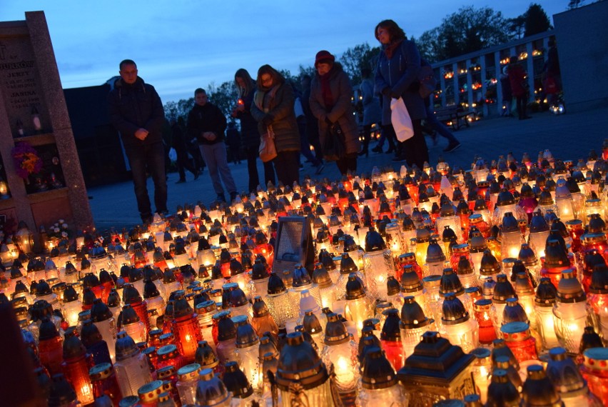 Kędzierzynianie odwiedzają miejskie nekropolie. Groby na Kuźniczce mogło dziś odwiedzić nawet kilkadziesiąt tysięcy osób