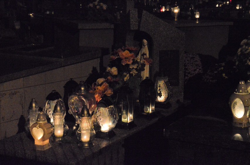 Zobacz nocne zdjęcia cmentarza w Proszowicach