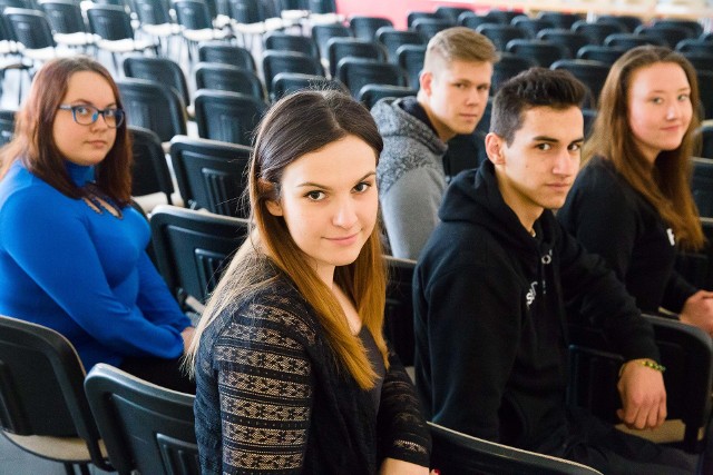 Od lewej: Zuzanna, Gabriela, Eryk, Leopold i Martyna. To tylko garstka uczniów „ekonomika”, którzy skorzystają z nowego programu staży. Zuzanna jako jedyna jeszcze go nie zaczęła. Już  nie może się doczekać.