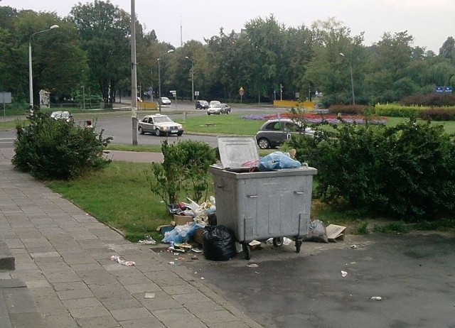 Śmietnik na parkingu przy ulicy Żytniej w Kielcach sfotografował nasz czytelnik.