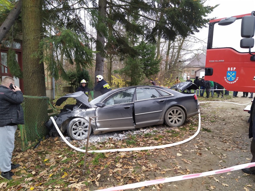 Winna Chroły. Wypadek w sobotni poranek. Audi uderzyło w drzewo i ogrodzenie (zdjęcia)