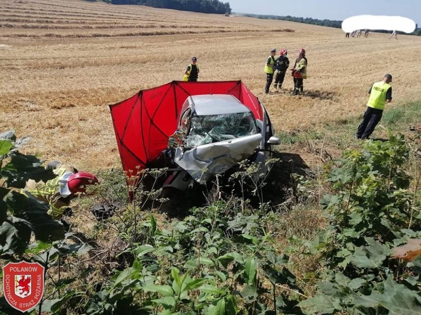 Śmiertelny wypadek w gminie Malechowo 16.08.2020. Samochód uderzył w drzewo. Zginęły 2 młode osoby! [zdjęcia]