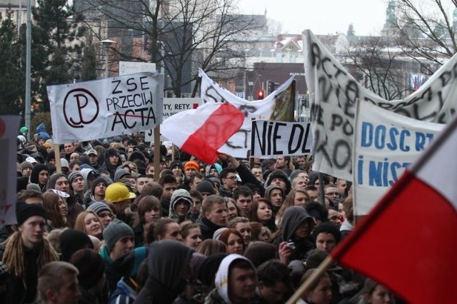 Przed Urzędem Wojewódzkim w Kielcach odbyła się manifestacja przeciwników podpisania przez Polskę ACTA. Zakończyła się zamieszkami.