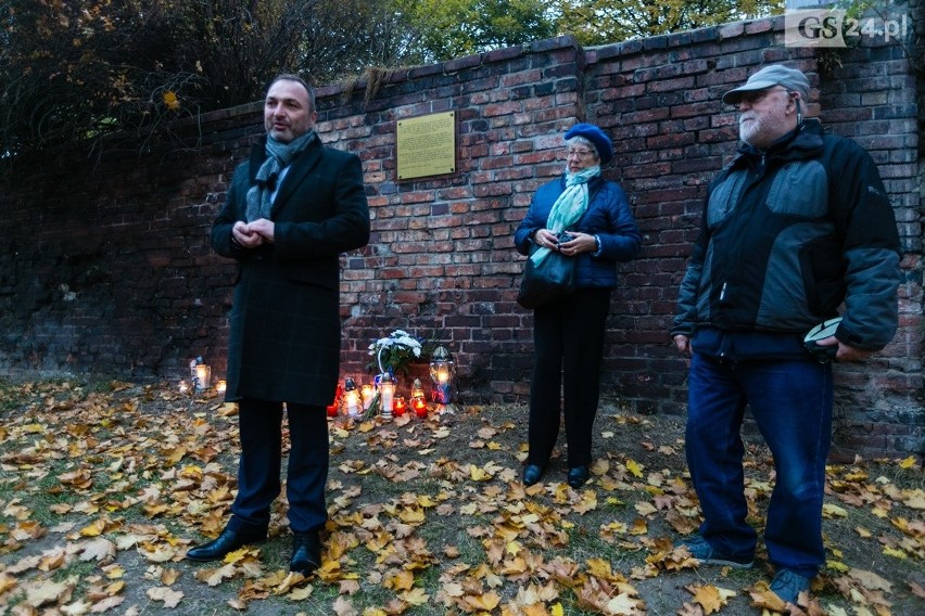 Szczecin. Pamiętali o "Nocy kryształowej". Zapalili znicze, w miejscu, gdzie stała synagoga   