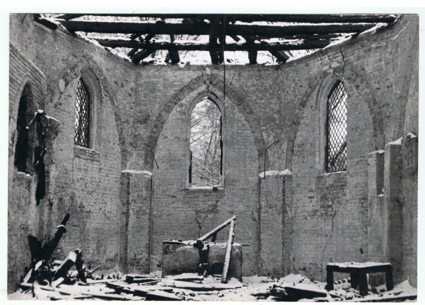 Przebiterium spalonej świątyni z widocznym częściowo...