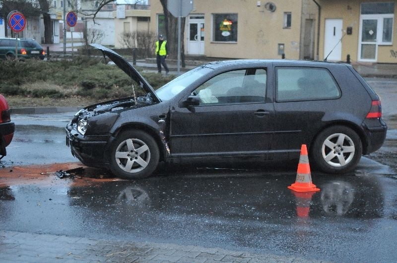 Zderzenie volkswagena i citroena na ul. Sikorskiego w...