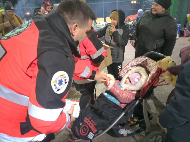 Ratownicy z Wojewódzkiego Pogotowia Ratunkowego w Katowicach stale pomagają uchodźcom na granicy. Rotacyjnie w ramach wolontariatu jest tam czteroosobowy zespół.  Zobacz kolejne zdjęcia. Przesuwaj zdjęcia w prawo - naciśnij strzałkę lub przycisk NASTĘPNE