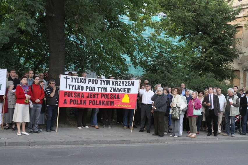 Golgota Picnic w Fabryce Sztuki w Łodzi. Protesty katolików [ZDJĘCIA+FILM]