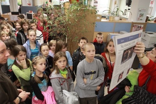 Dzieci obejrzały redakcję i przyglądały się pracy dziennikarzy.