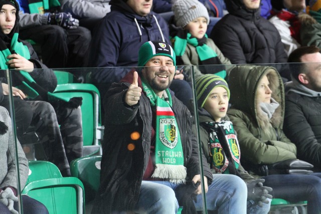 W sobotę wieczorem Stal Stalowa Wola zagrała pierwszy od wielu miesięcy mecz na swoim stadionie przy ulicy Hutniczej. Byłeś na tym ważnym wydarzeniu? Znajdź się na zdjęciach! Sam mecz zakończył się remisem. Więcej o tym piszemy tutaj.