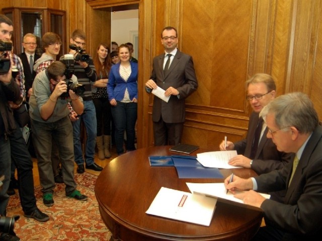 Studenci z Torunia obserwowali podpisanie umowy, jaką prof. Roman Bäcker, dziekan wydziału politologii i studiów międzynarodowych UMK zawarł z dyrektorem oddziału TVP w Bydgoszczy Tomaszem Pietraszakiem