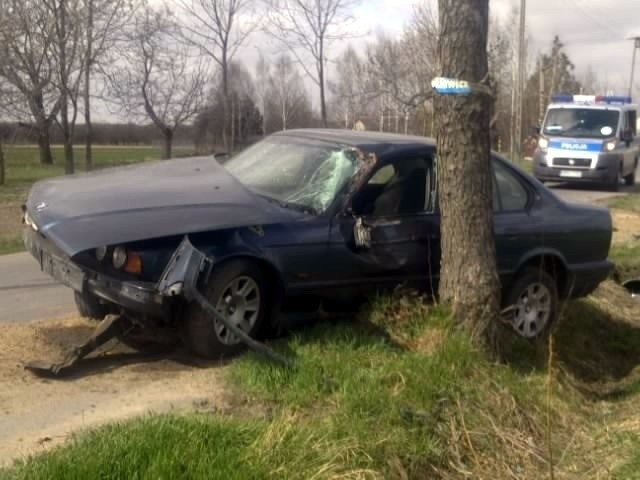 BMW uderzyło w drzewo 