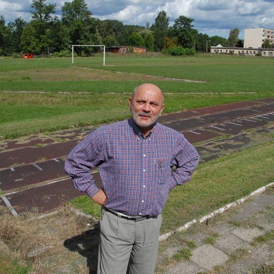 Jędrzej Łucyk, dyrektor "mechaniaka" marzy, by w tym miejscu powstało pełnowymiarowe boisko ze sztuczną murawą. Teraz wszystko w rękach radnych i ministerstwa.