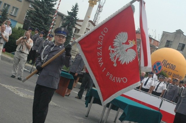 Szef oleskiej policji nadkom. Tomasz Kubicki odebrał sztandar