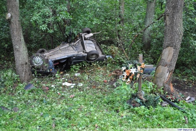 To drugi tak tragiczny wypadek w ostatnich dniach na Suwalszczyźnie. W ubiegłym tygodniu pod Sejnami również zginęły trzy osoby. Ciała dzieci znajdowały się poza samochodem O tym, że na poboczu drogi Augustów &#8211; Białobrzegi leży przewrócony na dach samochód powiadomił policję jeden z przejeżdżających tędy kierowców. Przybyły wkrótce na miejsce lekarz nie miał już niczego do roboty. Mógł jedynie stwierdzić zgon 31-letniej kobiety oraz dwojga jej dzieci &#8211; 2-letniej dziewczynki i o siedem lat starszego chłopca.