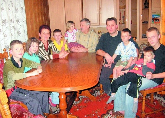 Za kilka dni przy tym stole usiądzie cała rodzina Duchińskich. Na zdjęciu Danuta i Franciszek Duchińscy oraz ich najstarszy syn Robert (w ciemnym swetrze) z wesołą gromadką, która nie może doczekać się świąt.