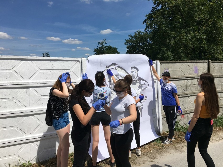 Włoszczowska młodzież stworzyła mural przy stadionie. To efekt międzynarodowej współpracy. Zobacz, jak powstawał (ZDJĘCIA)