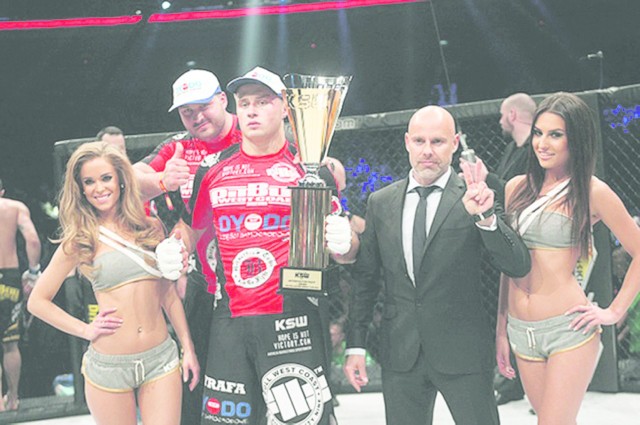 Tomasz Narkun (Berserker's Team Stargard) z pucharem za wygraną walkę podczas KSW 27, która odbyła się w Ergo Arenie