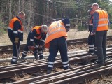 Trwa remont torowiska. Pociągi omijają Mostówkę