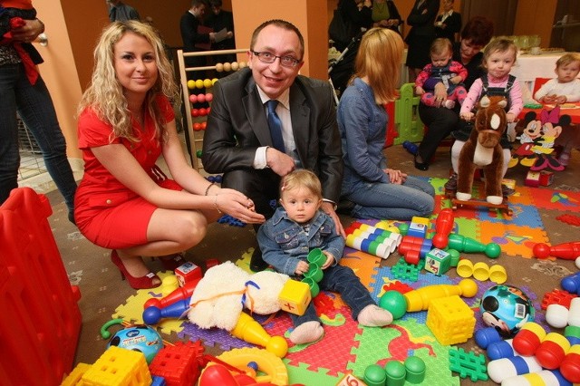 Poseł Artur Gierada z żoną Edytą oraz 13-miesieczną córeczką Liwią w zorganizowanym podczas konferencji kąciku zabaw dla maluchów.