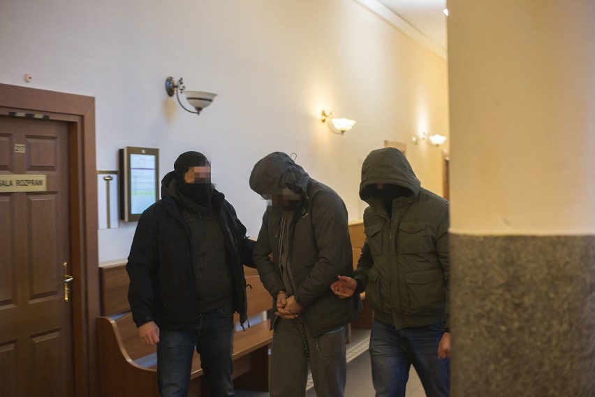Zwłoki mężczyzny koło Siemianic. Czterech mężczyzn podejrzanych w sprawie o zabójstwo [zdjęcia] 
