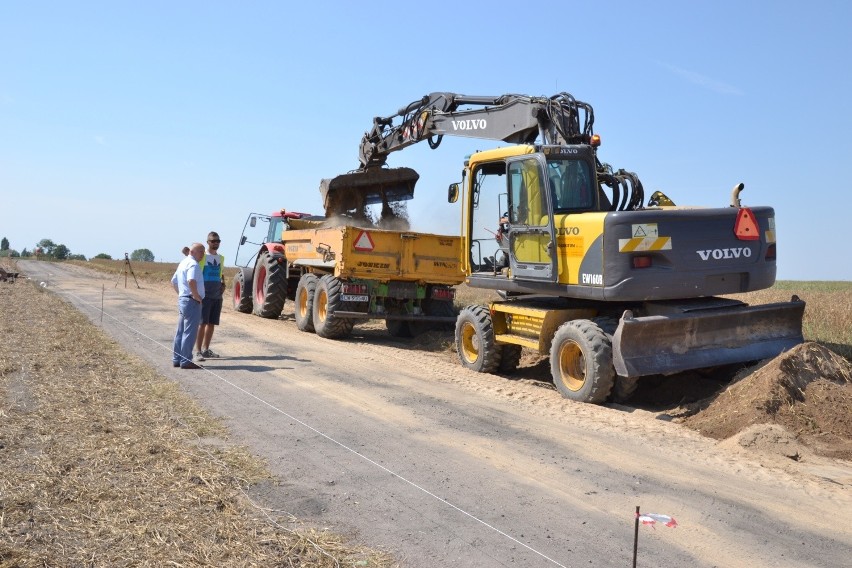 W gminie Wielgie powstaje nowa droga o nawierzchni asfaltowej -  prace już się rozpoczęły [zdjęcia]