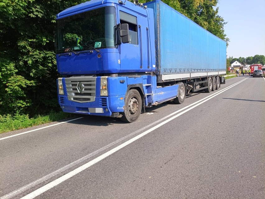 Samochód osobowy zderzył się z ciężarówką pod Grudziądzem. Na miejscu straż i policja [zdjęcia]