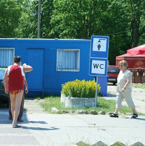 W budynku socjalnym mają być toalety, łazienki, pralnie, suszarnie a nawet gabinety kosmetyczne. Z tego wszystkie żeglarze będą korzystać jednak dopiero w drugiej połowie lipca. Na razie skazani są na takie kontenery, jak widać na zdjęciu.