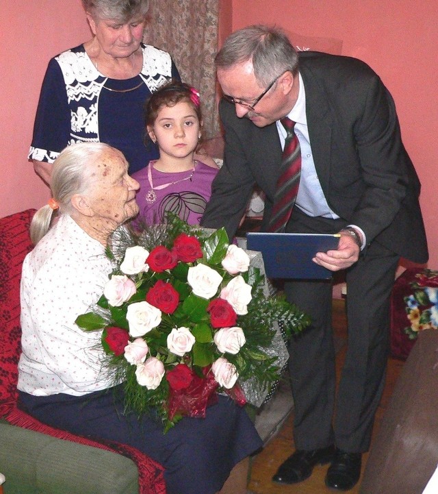 Życzenia Genowefie Buderze z okazji 100. urodzin złożył jako pierwszy wójt Wiślicy Stanisław Krzak.