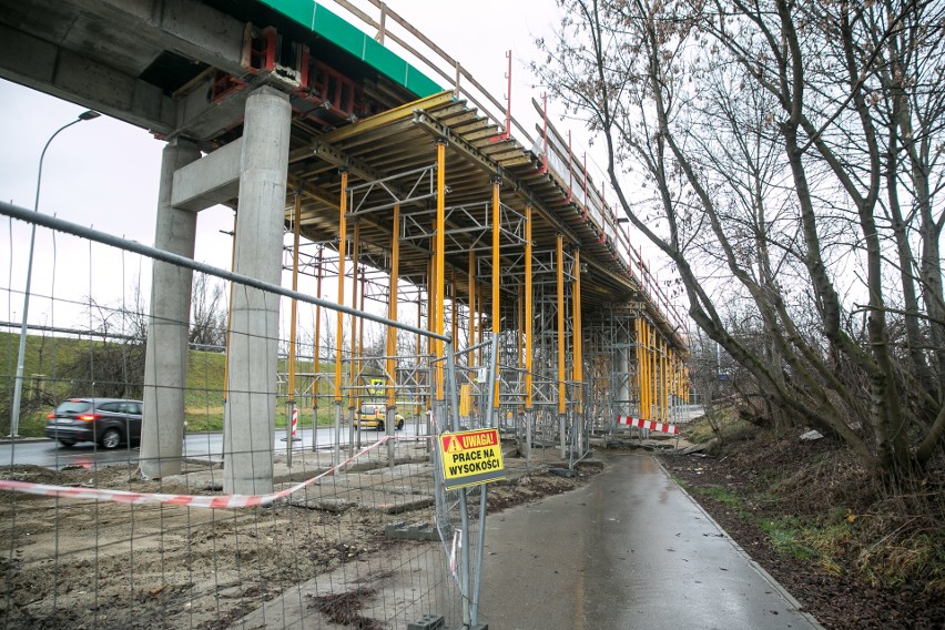 Kraków. Zobacz, jak postępują prace związane z budową kładki rowerowej wzdłuż ul. Kamieńskiego [ZDJĘCIA]