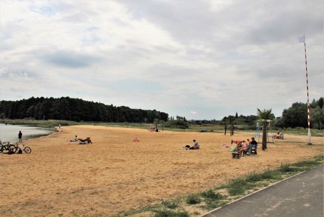 Plaża nad zamojskim zalewem. W tle widać popularne molo