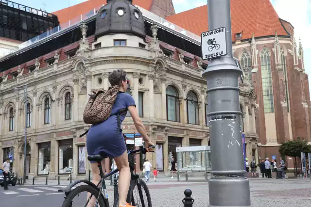 W mieście ruszyła kampania mająca na celu zwrócić uwagę rowerzystów na zachowanie ostrożnej prędkości jadąc po deptakach w centrum miasta, a przede wszystkim w Rynku, gdzie spaceruje mnóstwo przechodniów.