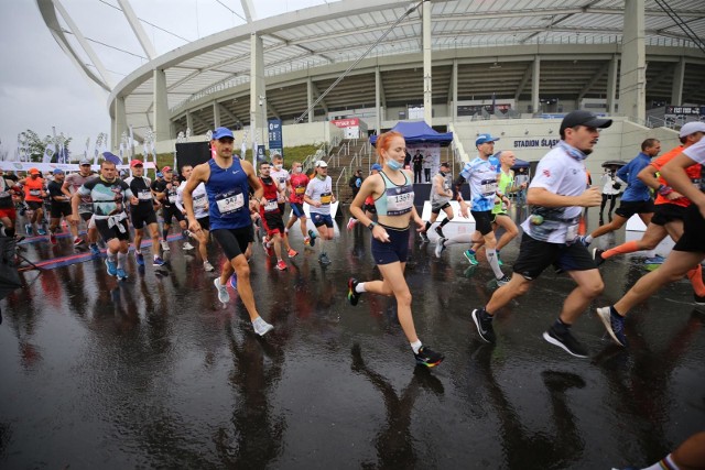 Biegacze na trasę Silesia Marathonu wyruszyli spod Stadionu Śląskiego  Zobacz kolejne zdjęcia. Przesuwaj zdjęcia w prawo - naciśnij strzałkę lub przycisk NASTĘPNE