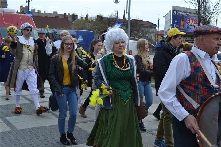 Uczestnicy ubrani byli w kolorowe elementy. Dominowały...