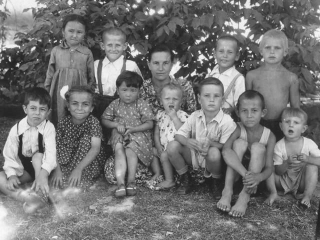 Strojtres,12.06.1956 roku.  Grupa dzieci przedszkolnych&#8211; zesłańców do Kazachstanu &#8211; z rosyjską opiekunką, w pierwszym rzędzie, pierwszy z prawej Wiktor Niechajczyk.