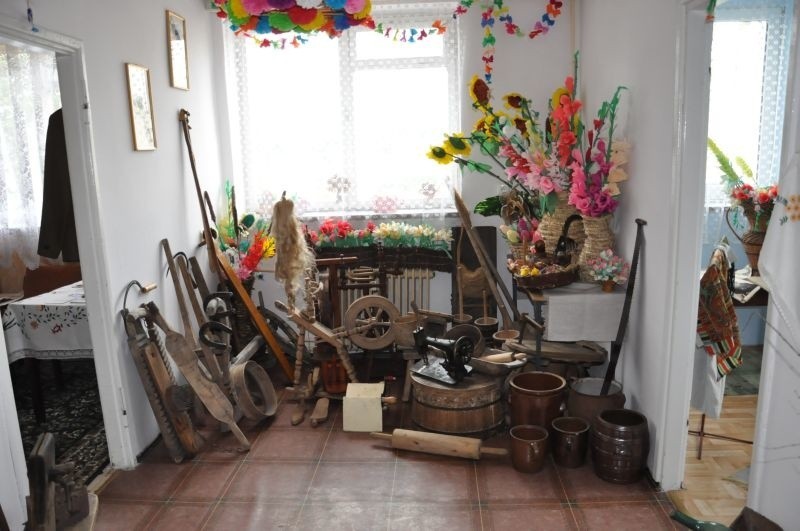 Ta sala prezentuje folklor i dawne narzędzia pracy.