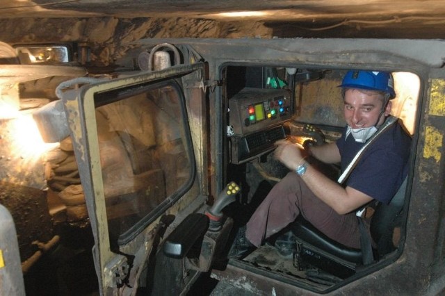 Mirosław Gabrysz jest operatorem maszyny górniczej LKP. Pracuje w kopalni na przodku.