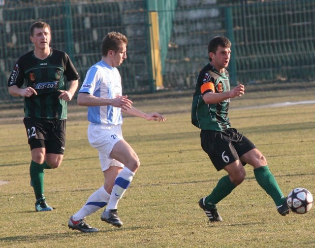 Piłkarze Stali Stalowa Wola (z piłką Daniel Radawiec, z lewej Michał Skórski) zmierzą się z Wisłą w Puławach.