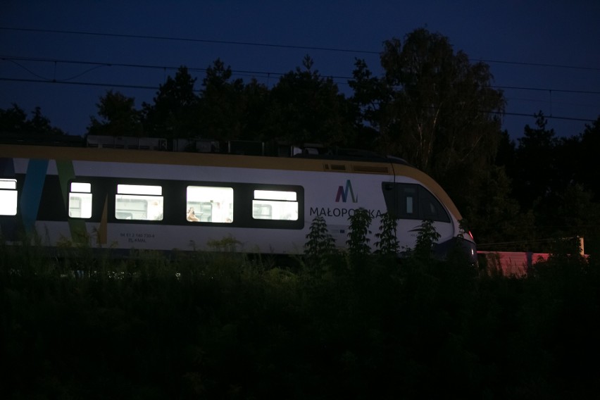 Podłęże. Śmiertelne potrącenie na torach. Ludzie utknęli w pociągu