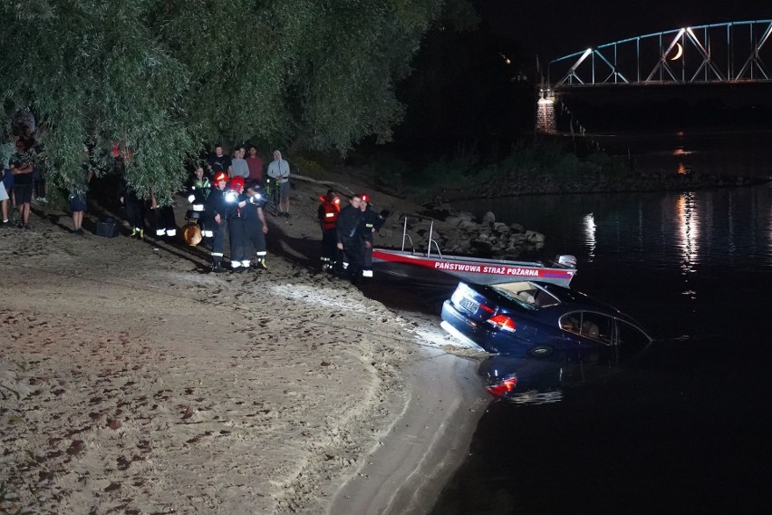 Samochód wpadł do Wisły w centrum Torunia. Auto płynęło rzeką, a następnie zatonęło