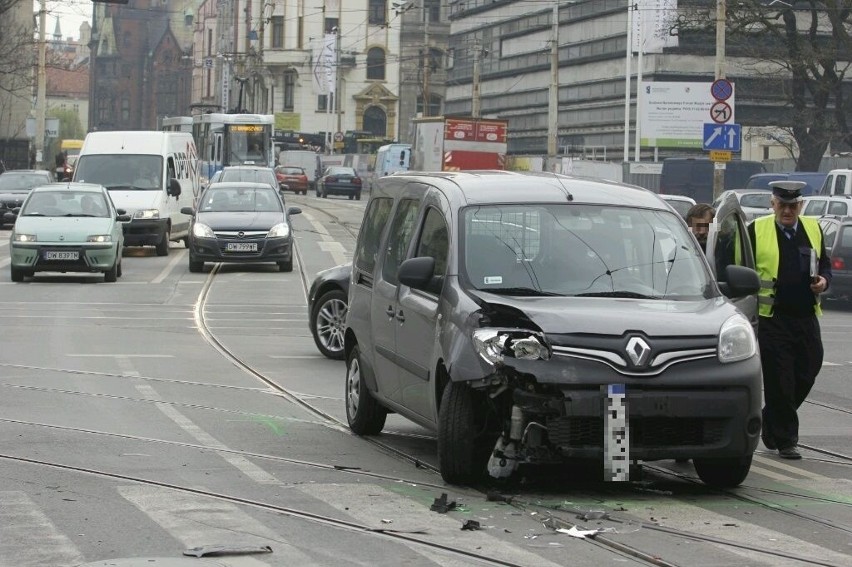 Wrocław: Wypadek na Sądowej. Samochody zablokowały torowisko [ZDJĘCIA]