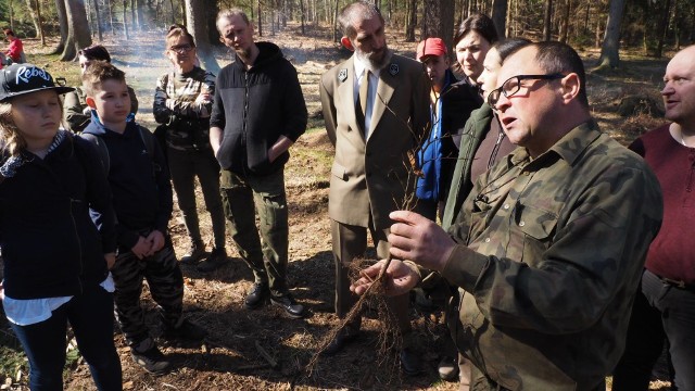 - Posadź  drzewo i zostaw swój zielony ślad! - do tego zachęcali leśnicy z Nadleśnictwa Karnieszewice, którzy w sobotę zaprosili mieszkańców Koszalina i okolic do wspólnego sadzenia drugiego piętra lasu w leśnictwie Chełmoniewo. Czekało na nich 1000 sadzonek buków! Każdy uczestnik otrzymał certyfikat uczestnictwa w wydarzeniu. Nie zabrakło też ogniska.Zobacz także: Rozmowa Tygodnia GK24. Małgorzata Jamroży z Nadleśnictwa Gościno