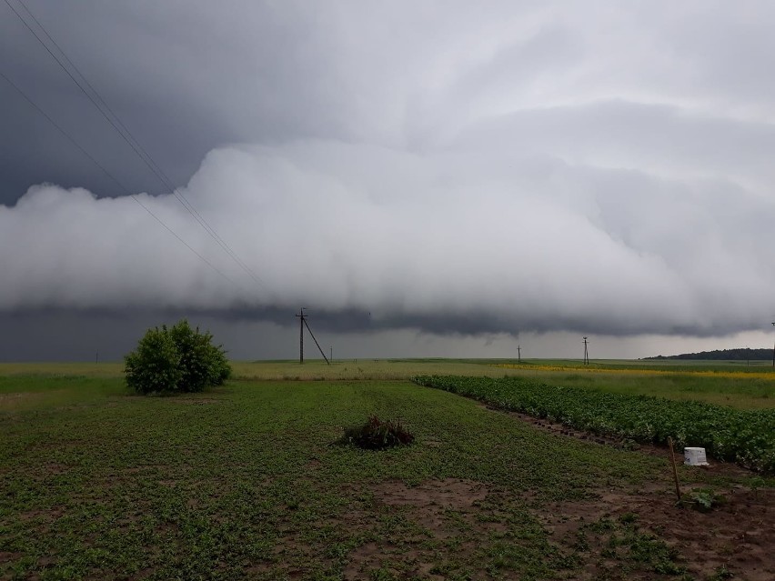 Potężne nawałnice nad Świętokrzyskiem! Zalane miasta, grad [RAPORT NA BIEŻĄCO]