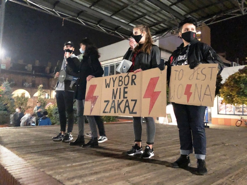 Strajk Kobiet w Ostrołęce po publikacji wyroku Trybunału Konstytucyjnego. Marsz spod sceny przy Kupcu. 28.1.2021. Zdjęcia