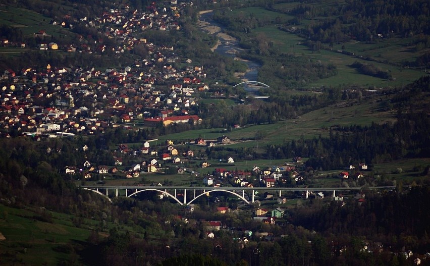 To wiadukt drogowy nad doliną rzeki Kameszniczanka w Milówce...
