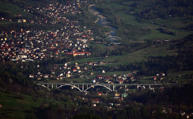 To wiadukt drogowy nad doliną rzeki Kameszniczanka w Milówce w ciągu drogi ekspresowej S1. Jego łączna długość to długości 654 metrów. Obiekt otrzymał nagrodę Budowa drogowo-mostowa roku 2006 od Stowarzyszenia Inżynierów i Techników Komunikacji oraz Dzieło mostowe roku 2008 od Związku Mostowców Rzeczypospolitej Polskiej.