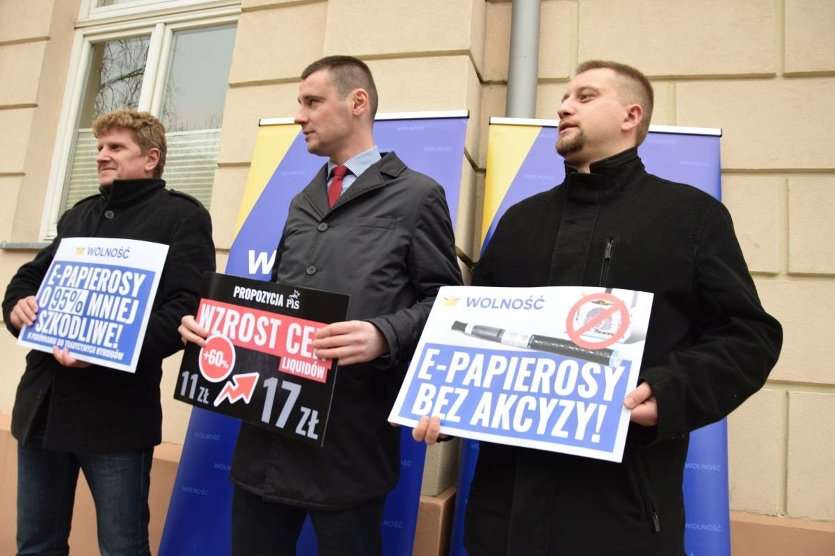 Partia Wolność protestuje w Kielcach przeciwko akcyzie na e-papierosy |  Echo Dnia Świętokrzyskie