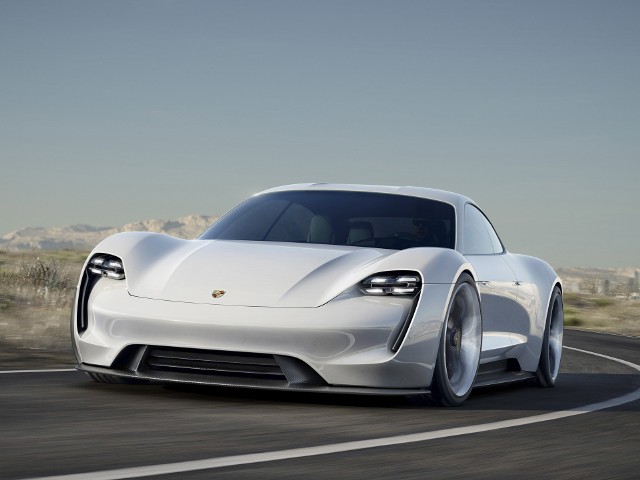 Podczas tegorocznych targów we Frankfurcie w 2015 roku Porsche pokazało model Mission E, który jest zapowiedzią nowego auta. Ma ono dysponować mocą 600 KM, rozpędzać się do 250 km/h i ładować się w... zaledwie 15 minut / Fot. Porsche