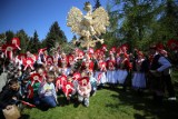 Uczestnicy warsztatów w Koziegłowach wyplatali patriotyczne kwiaty z wiórków osikowych. W akcji udział wzięli Polacy mieszkający na Litwie