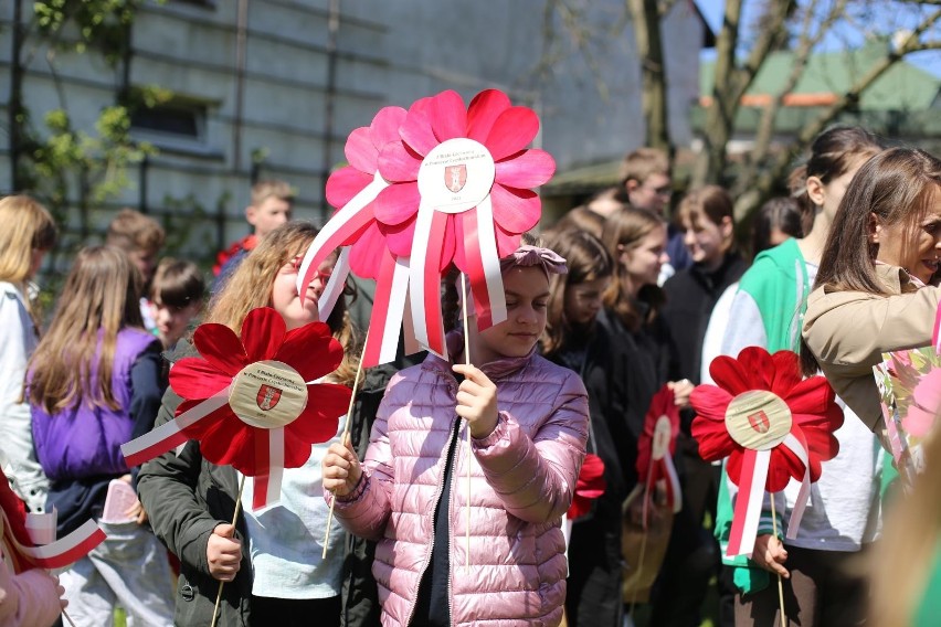 Uczestnicy warsztatów w Koziegłowach wyplatali patriotyczne kwiaty z wiórków osikowych. W akcji udział wzięli Polacy mieszkający na Litwie